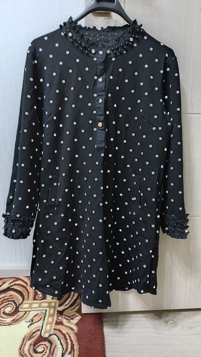 Kiyimlar sotiladi. Кийимлар сотилади.