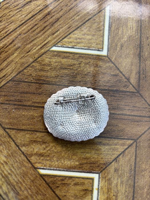 Посребрена ретро брошка