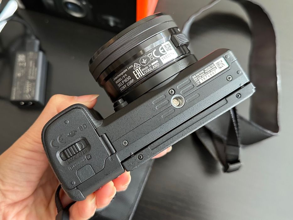 Sony A6400 + 16-50mm обектив – Отлично състояние