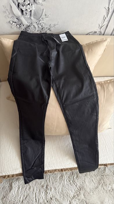 Skinny jeans noi cu eticheta