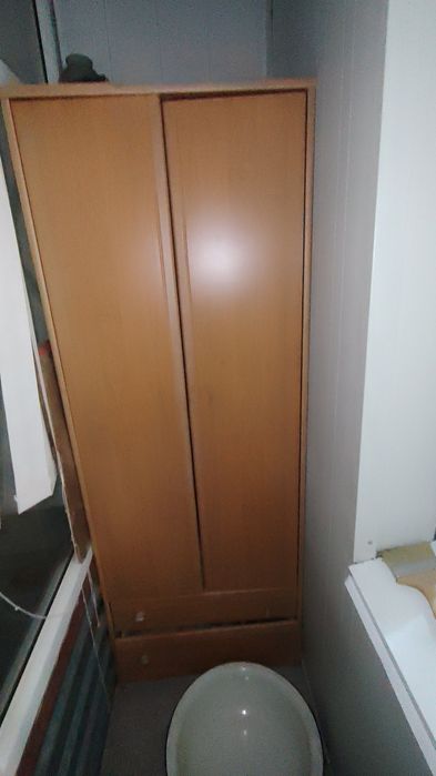 Шкаф и стол отдам даром