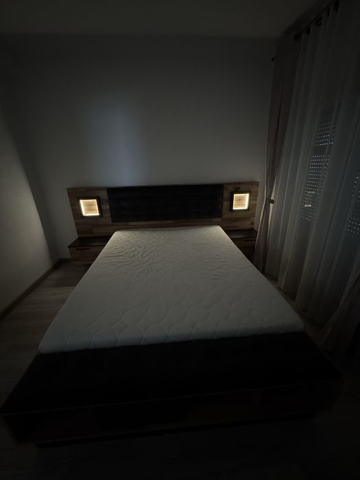 Pat 160x200 cu noptiere incluse și tăblie+canapea tapițate