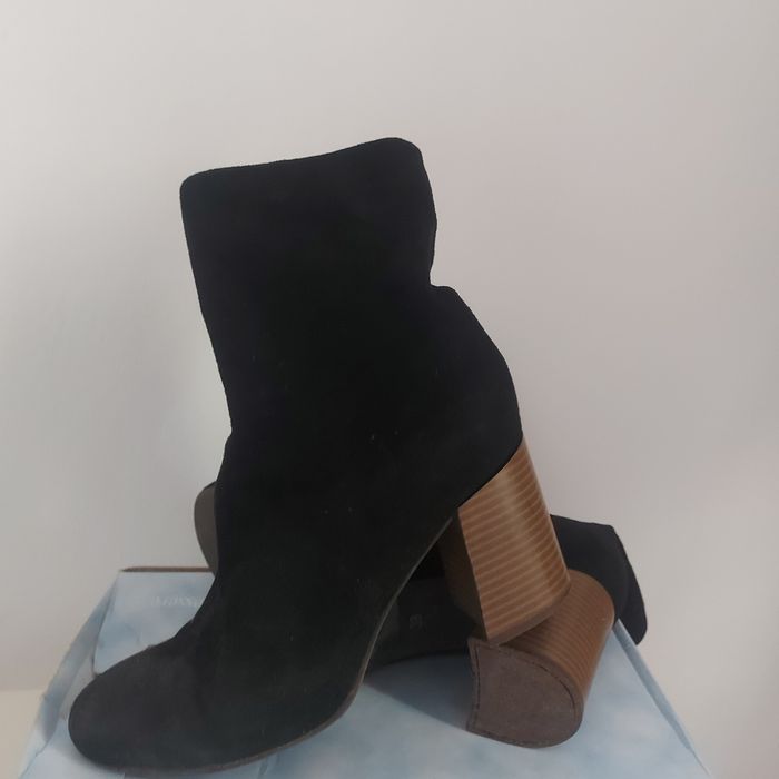 Vind o pereche de botine cu fermoare în interior.
