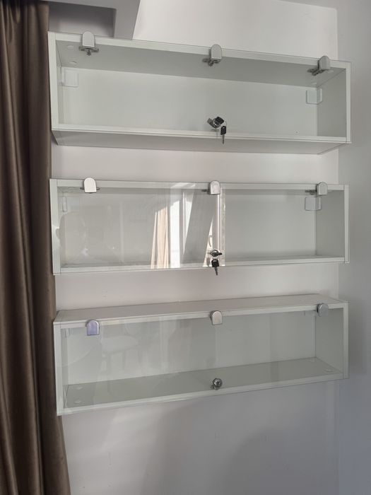 Fotoliu pedichiura si rafturi de sticla