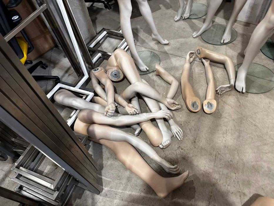 Манекени с цял ръст – 180 см, стъклена основа