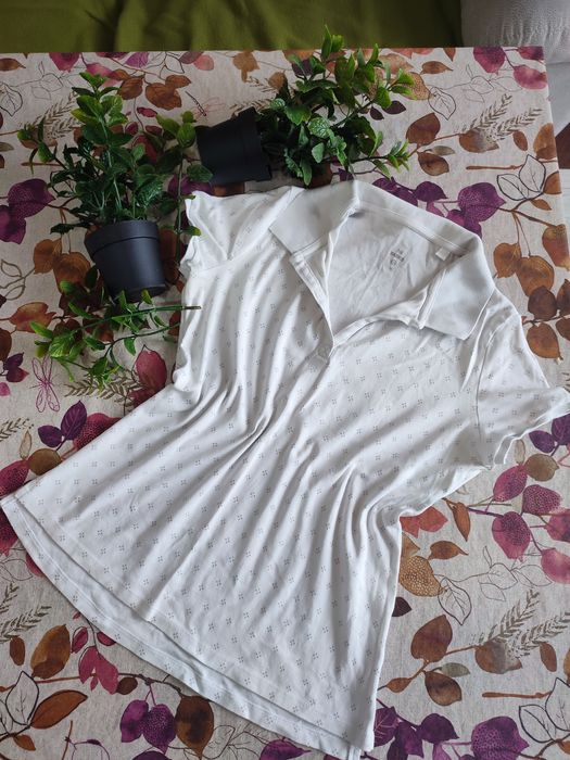 Два броя тениски