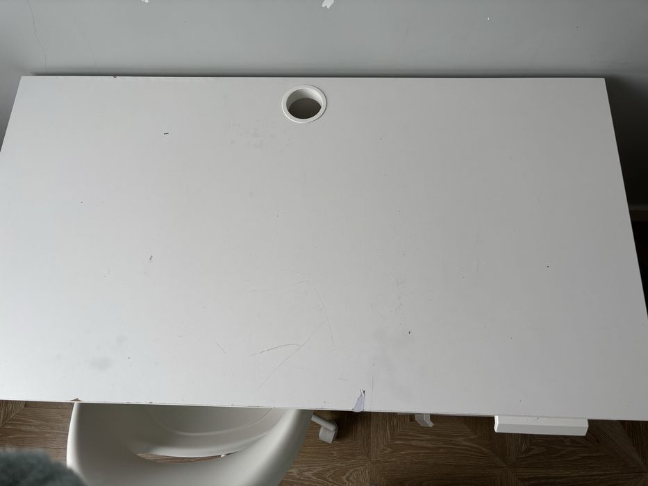 Белый письменный стол со стулом