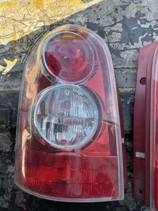 Mazda MPV задний фонарь