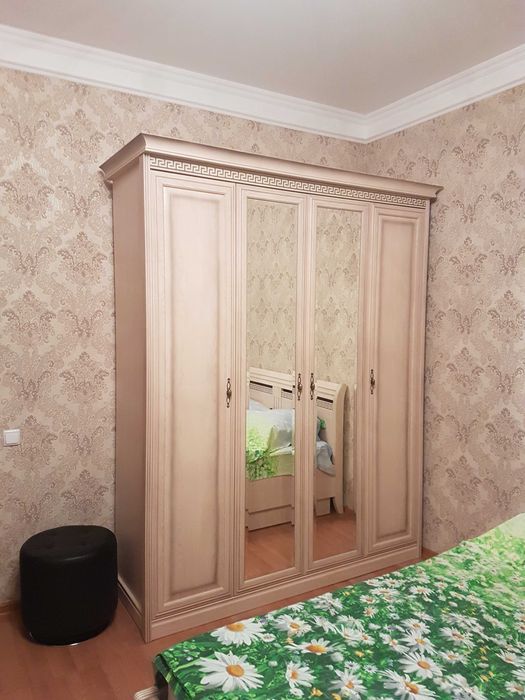 продам красивый светлый шифоньер