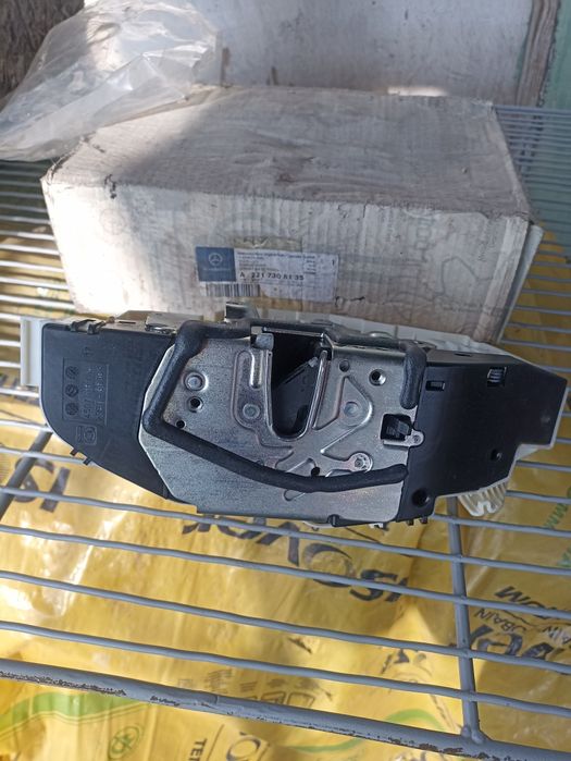 На 221 Мерседес. Замок двери.