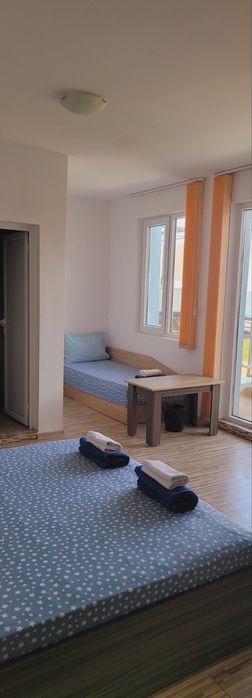 Апартамент две стаи първа линия  цената е  за 5 месеца