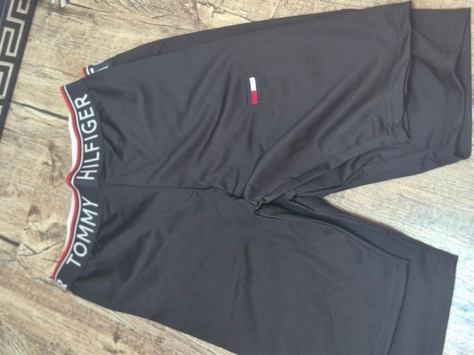 Pantaloni scurti noi