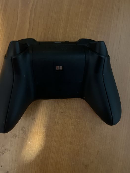 Se vinde 2 controllere xbox one plus un stand de incarecare