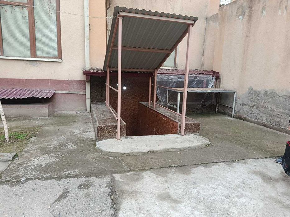 Продаётся 2х комнатная квартира на полуподвалном части.