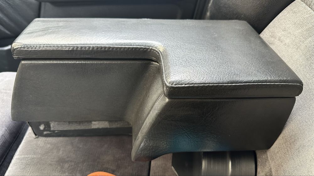 Продам подлокотник от BMW E34