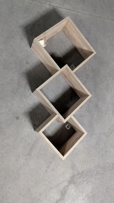 Навесна полица от ламинирано ПДЧ – компактна, с три квадратни ниши