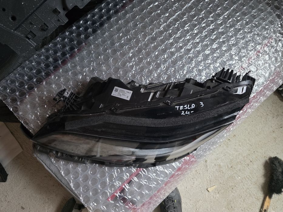 Tesla 3 Highland след 2024 ляв фар