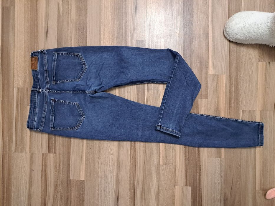 Blugi cu talie înaltă, mărime 38. RIVER ISLAND