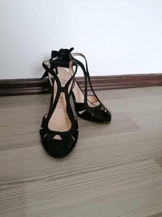 Vând sandale elegante cu fundița