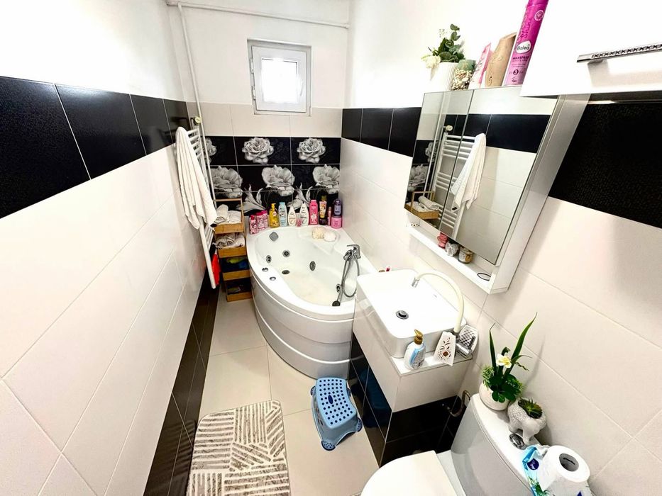 Se oferă spre vânzare un apartament de 2 camere semidecomandat, cu o suprafață utilă de 41,40 mp, plus balcon de 3,01 mp, situat in zona de vest.