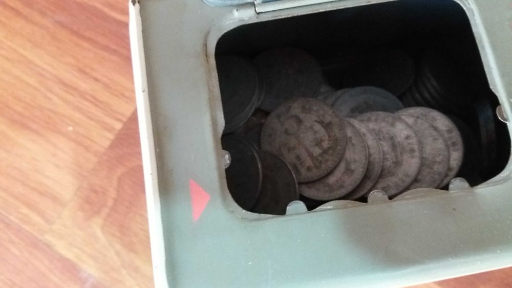 Se vinde monezi vechi și bancnote după cum se vede in poza 546 bucăți