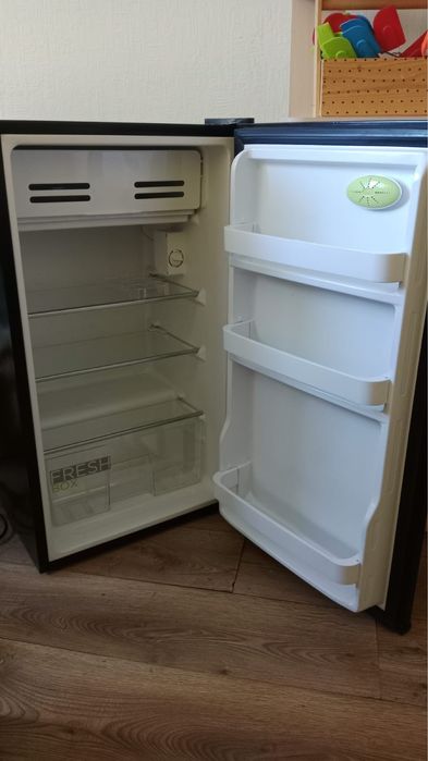 Холодильник маленький черный