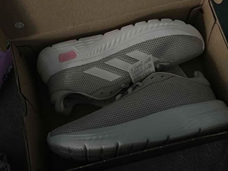 Маратонки adidas нови.Подходящи  за сезона.