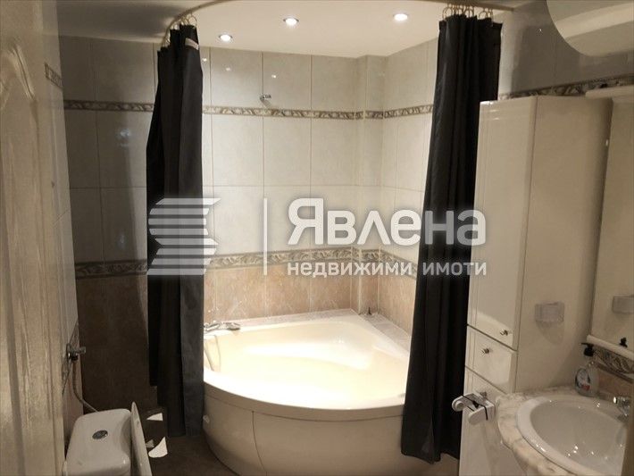 Тристаен луксозен в Центъра