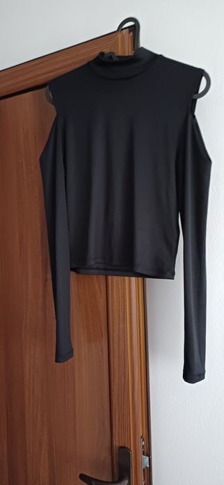 Bluza negru cu umeri cazuti