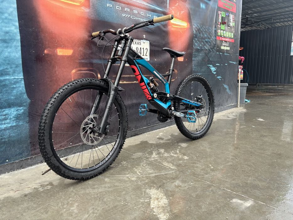 Dh bike Yt tues pro 2.0 къстъм