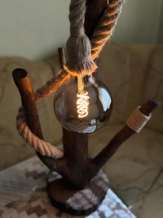 Ръчно направена лампа от дърво