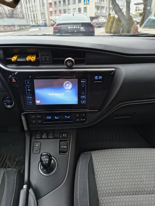 Vând Toyota Auris Hybrid