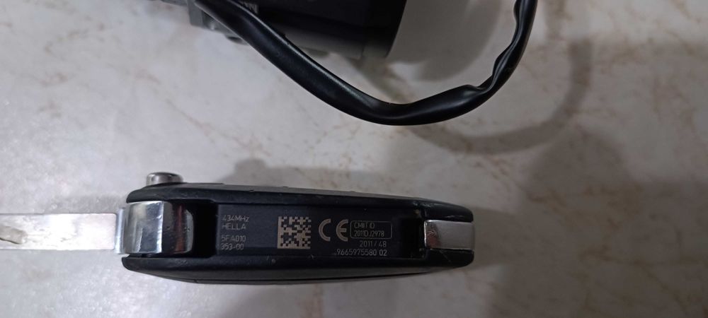 Продавам оригинален контактен ключ за Пежо 508