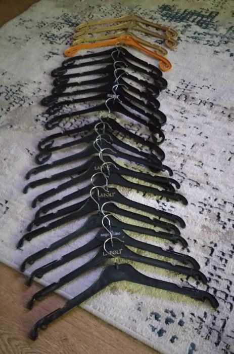 Вешалки, пуговицы.