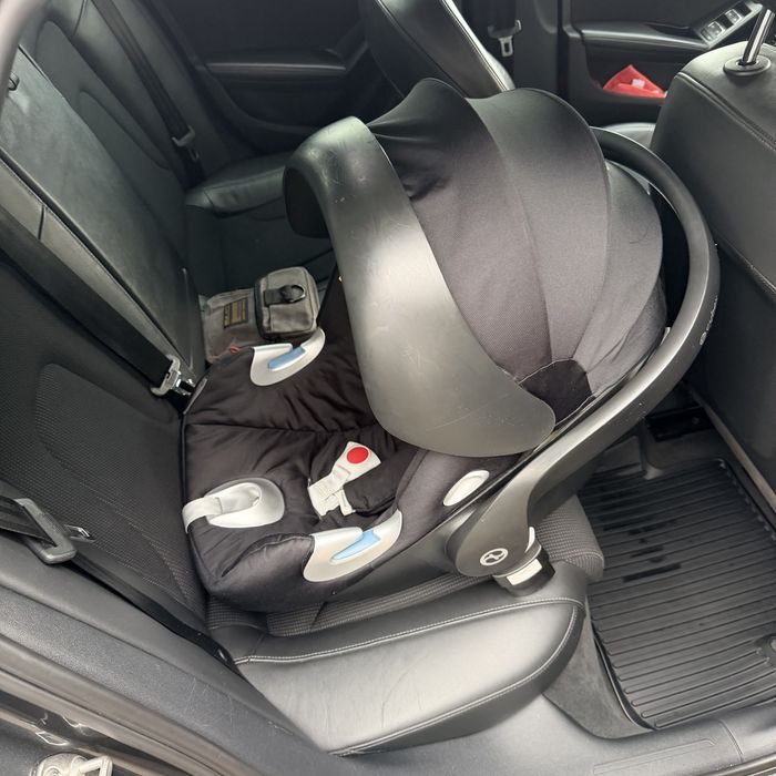 Vand scoica Cybex,Maxi Cosi,ambele cu baza isofix