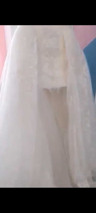 Офицялна бяла рокля отпред късо отзад с шлейф прекрасна 350лв