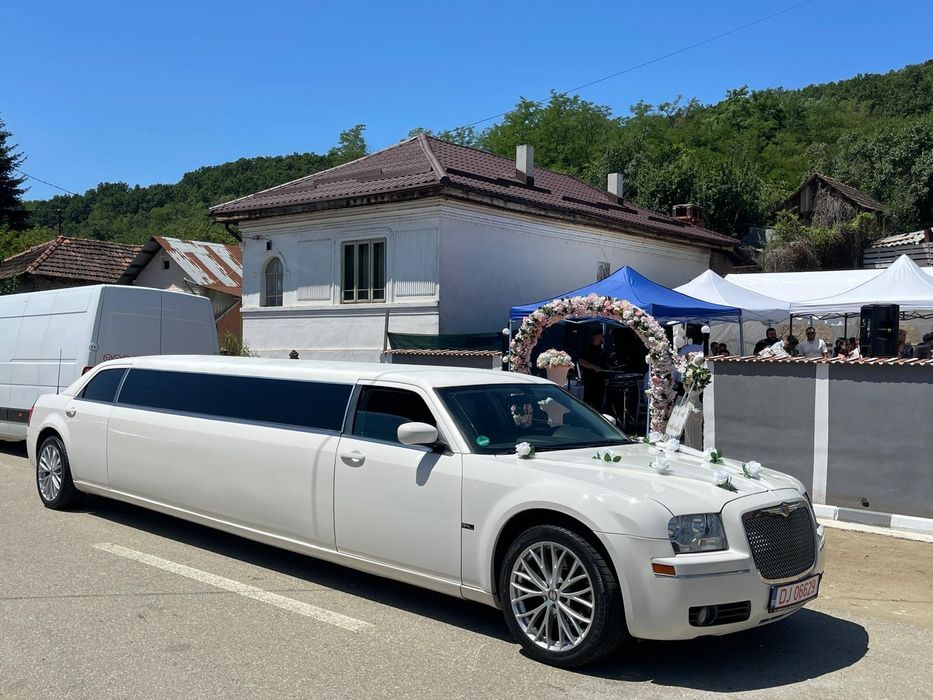 Limuzina de închiriat/închiriez limuzina americană/pt nuntă/pt cadou surpriza/banchet/majorat etc