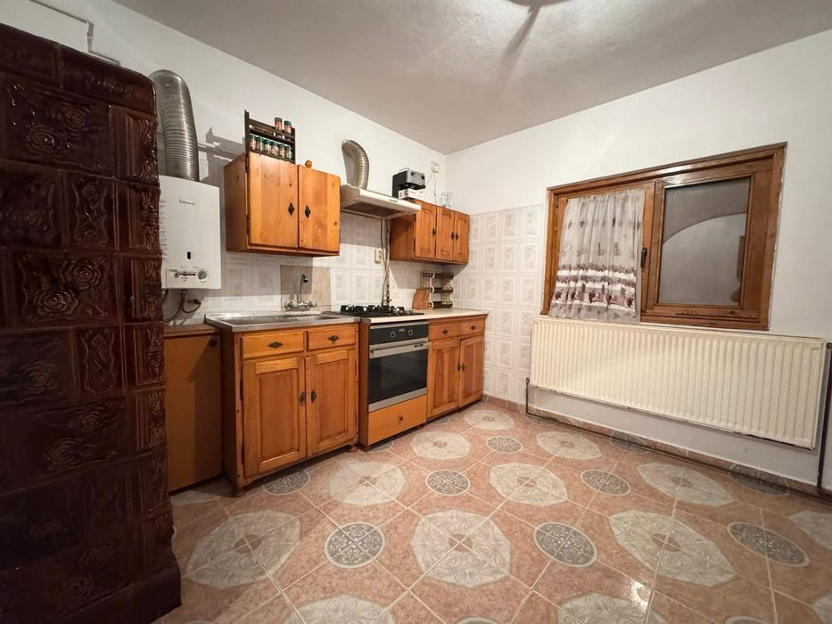 Vand casa in satul catolic + spatiu comercial in aceeasi curte