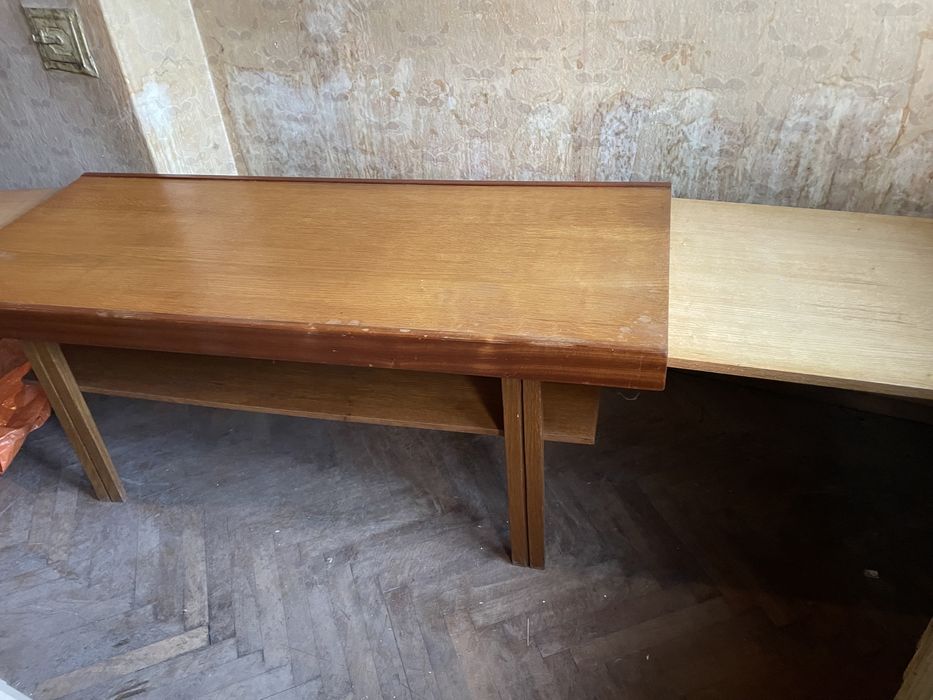 Продавам дървена маса и шкаф