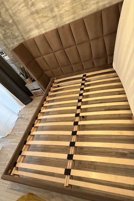 Vand cadru pat + somiera 160x200 ca nou!