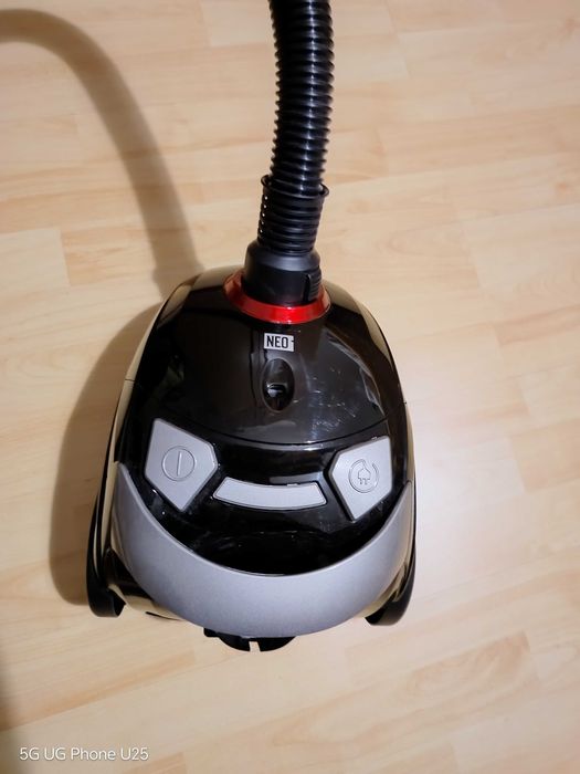 Продавам прахосмукачка Neo .