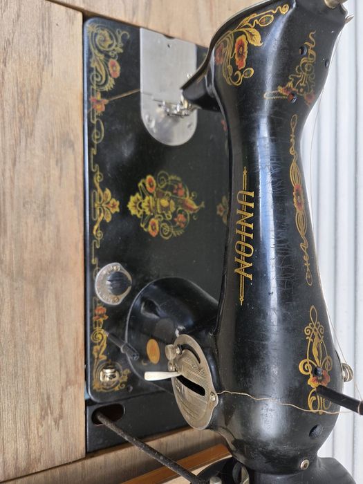 Masina de cusut veche dar functionala