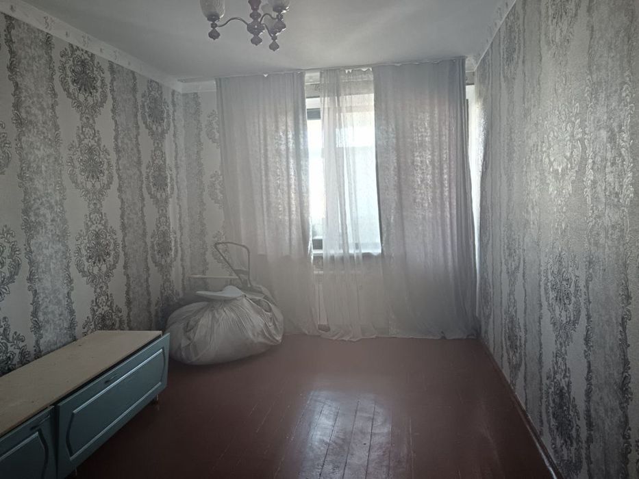 Продается 2-комнатная квартира . 7 мкр . Напротив нового базара 7-этаж