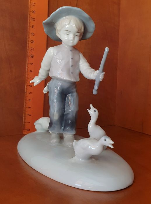 Статуэтки из фарфора дети