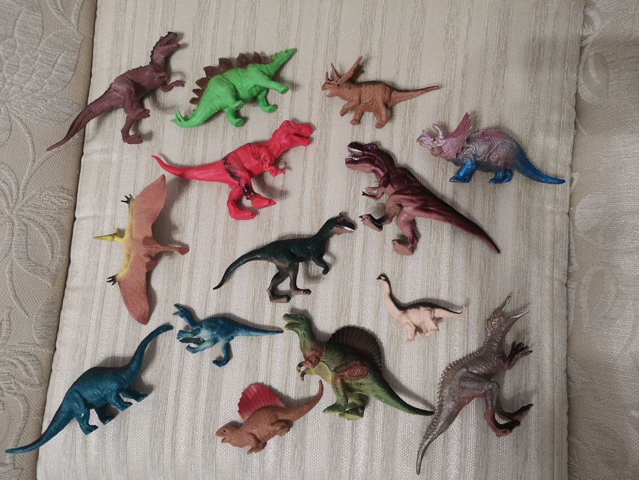 Продам игрушки динозавры