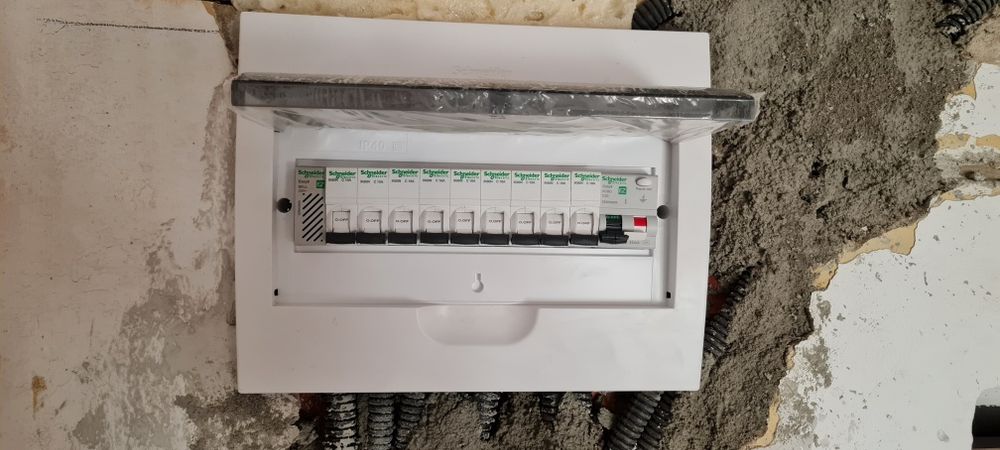 Lucrări Electrice  | Prize • Întrerupătoare • Lustre • Tablouri Electrice • Intervenții Rapide