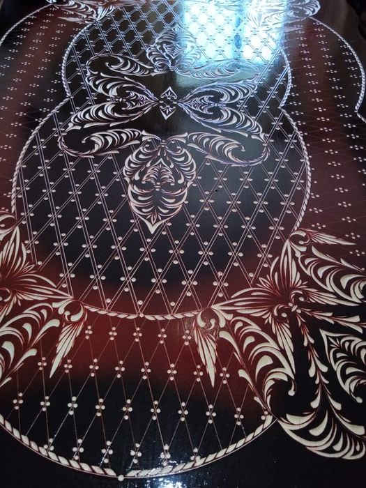 Продам столик новый резной