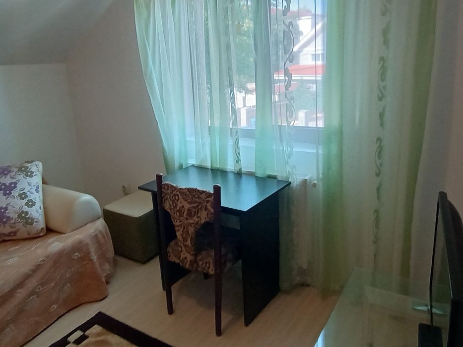 Închiriez cameră la curte pentru elevi