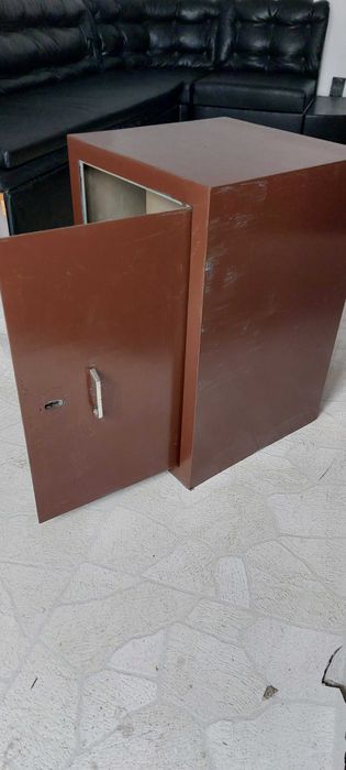 Продавам метална каса, сейф