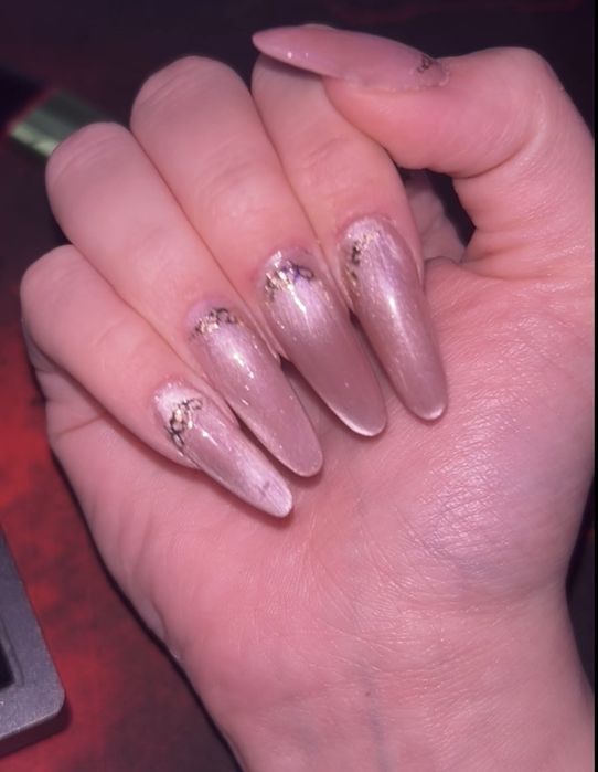 caut cliente la unghii. insta: nailfiction.lab